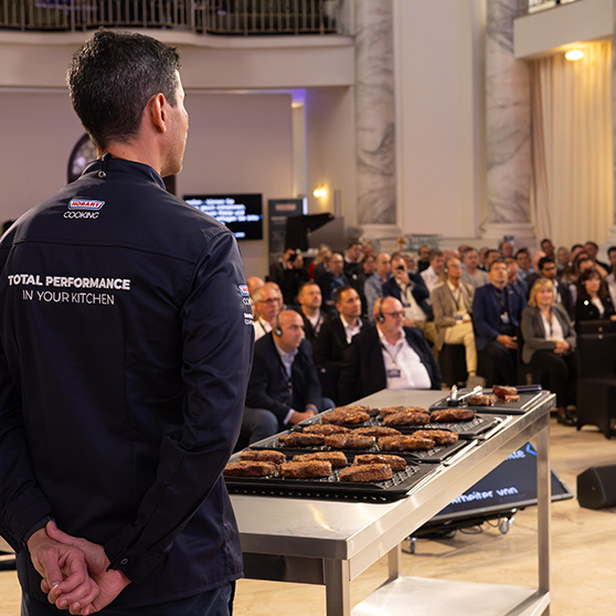 Live-Kochpräsentation mit HOBART CHEF'S COMBI – Zubereitung von Steaks vor Publikum in festlichem Rahmen