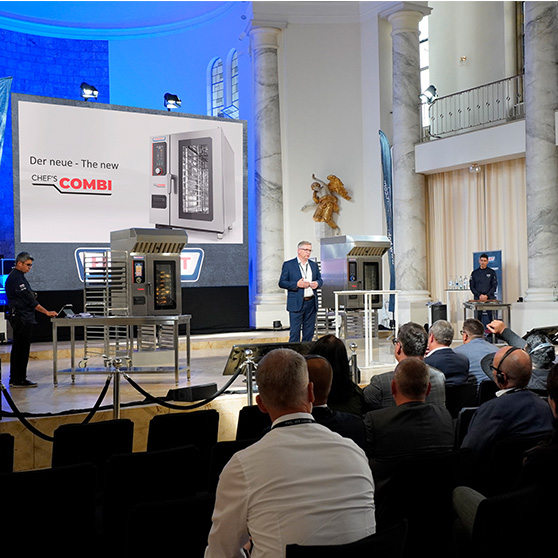 Bühnenpräsentation des neuen CHEF'S COMBI von HOBART vor Fachpublikum in festlichem Ambiente