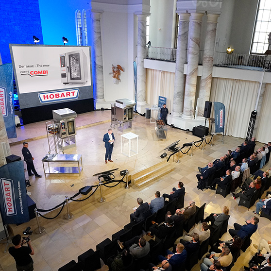 Bühnenpräsentation des neuen CHEF'S COMBI von HOBART vor Fachpublikum in einem festlichen Saal