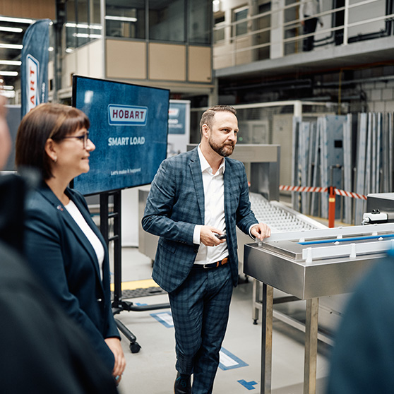 Präsentation des HOBART SMART LOAD Systems in einem industriellen Umfeld mit Teilnehmern und Maschinen
