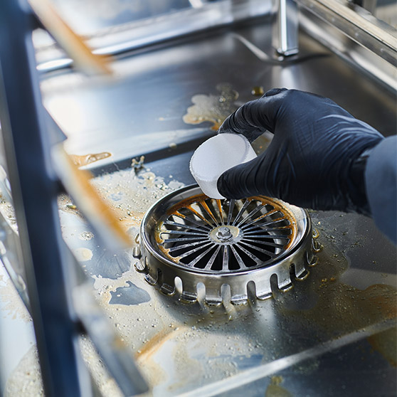 Reinigung einer Maschine mit Reinigungsmittel – Teil der Wartung der HOBART CHEF'S COMBI in professionellen Küchen.