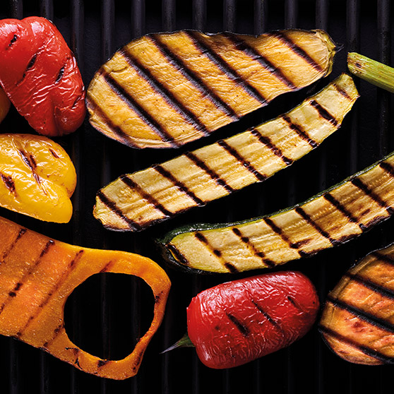 Buntes, gegrilltes Gemüse wie Zucchini, Paprika und Aubergine mit deutlichen Grillstreifen – gleichmäßig gegart mit dem CHEF'S COMBI von HOBART für optimale Röstaromen und Farberhalt.
