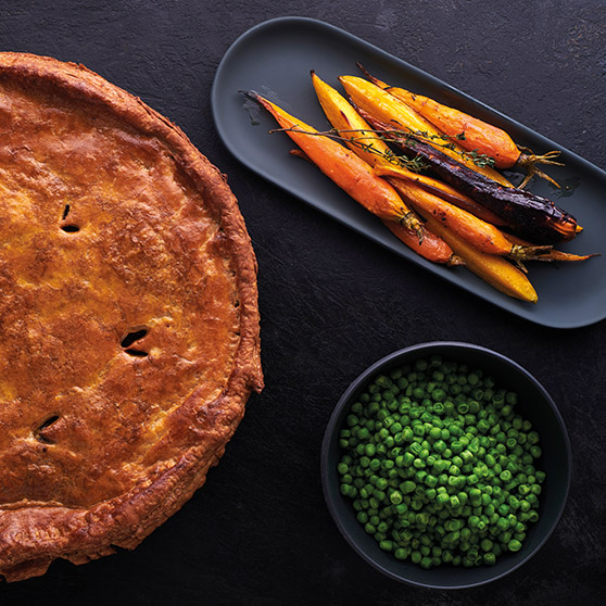 Goldbraune Pastete, bunt geröstete Karotten und grüne Erbsen – professionell zubereitet mit dem CHEF'S COMBI von HOBART für perfekte Bräunung und gleichmäßige Garergebnisse.