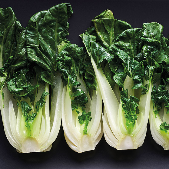 Vier frische Bok-Choy-Köpfe mit weißen Stielen und grünen Blättern – schonend gegart mit dem CHEF'S COMBI von HOBART für maximale Frische und Nährstofferhalt.