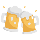 zwei Biergläser die anstoßen