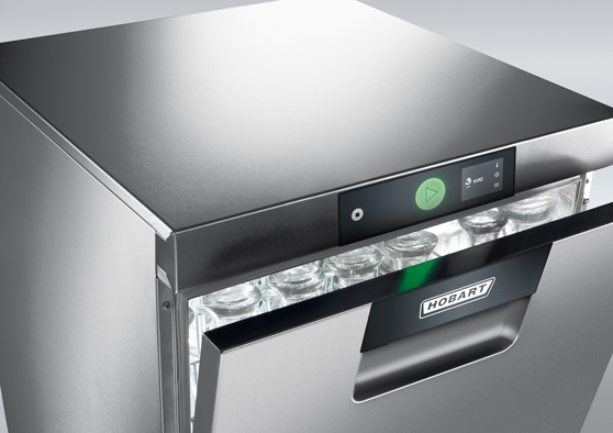 HOBART Untertischspülmaschine aus Edelstahl mit geöffnetem Türbereich und sichtbaren Gläsern, ausgestattet mit digitalem Bedienfeld und grünem Startknopf.