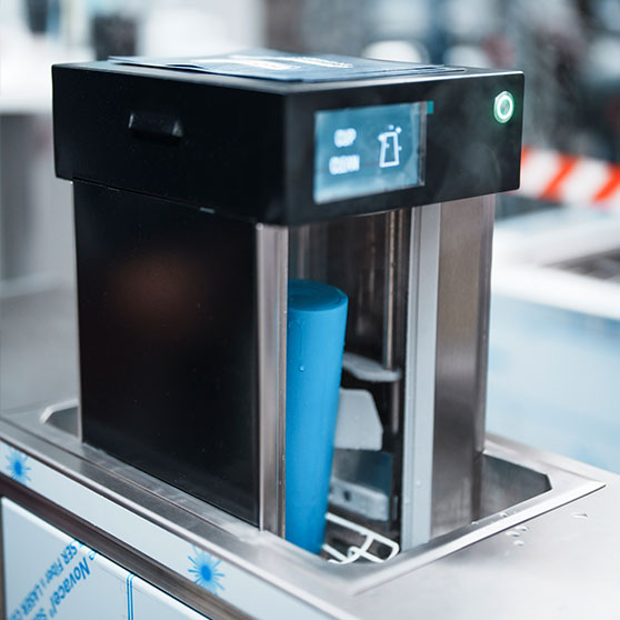 Kompakte Gläserspülmaschine mit modernem Design und blauem Glas im Spülvorgang für hygienische Reinigung in der Gastronomie