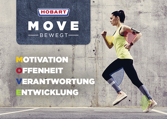 Läuferin vor Betonwand mit HOBART MOVE Logo und den Werten Motivation, Offenheit, Verantwortung und Entwicklung. Symbol für Bewegung, Fitness und Unternehmensinitiative zur Mitarbeiterförderung.