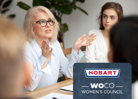 Besprechung im Büro mit Fokus auf das HOBART Women’s Council (WOCO), Initiative zur Förderung von Frauen und Gleichstellung im Unternehmen. Auf dem Tisch liegen Unterlagen und Schreibmaterial.