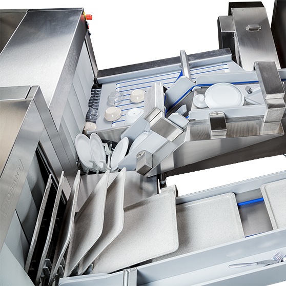 Automatisches Geschirrführungssystem einer professionellen Bandspülmaschine für Gastronomie, mit Edelstahlkonstruktion und optimierter Positionierung von Tabletts, Tellern und Besteck für effizientes Spülen.