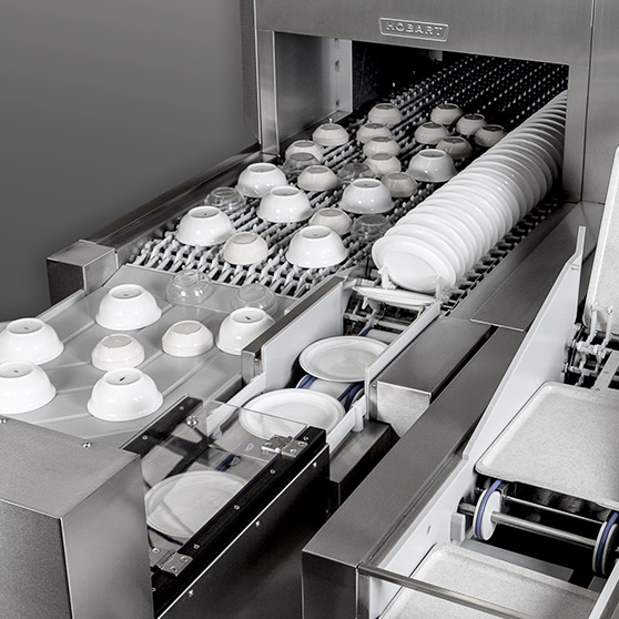 HOBART Bandspülmaschine aus Edelstahl mit automatischer Geschirrführung für Teller, Tassen und Tabletts, ideal für effiziente Reinigung in Großküchen und Gastronomie.