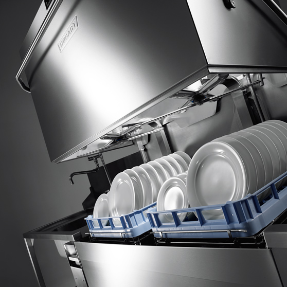 HOBART AUPT Geschirrspülmaschine mit den Tellern