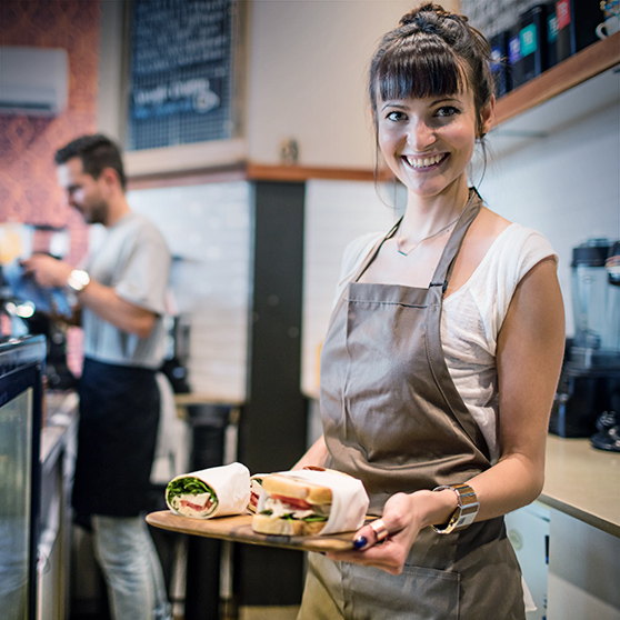 eine Frau mit dem Tablett mit dem belegten Brot