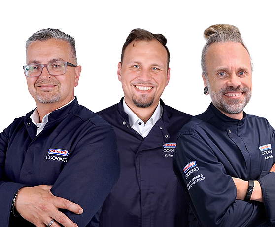 Ansprechpartner im Bereich Gartechnik: Björn Fleischhauer links, Kamil Pastuszek in der Mitte und Bastian Wierwille rechts, alle in HOBART COOKING Jacken für Gartechnik.