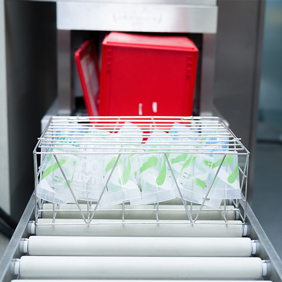 Edelstahl-Spülkorb mit Mehrwegbechern vor der HOBART FUX Becherreinigungsanlage, leistungsstarke Lösung für die Reinigung von Coffee-To-Go-Bechern auf Großveranstaltungen mit hoher Effizienz und niedrigen Betriebskosten.