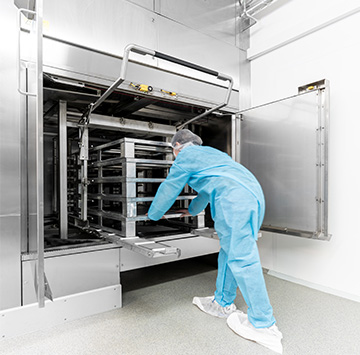 HOBART Palettenwaschanlage für die industrielle Reinigung und Desinfektion von Paletten in Hygienebereichen, mit Edelstahlkonstruktion, großem Waschraum und automatischem Spülprozess für höchste Sauberkeit und Effizienz.