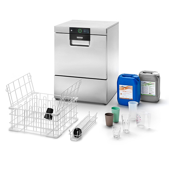 HOBART Untertischspülmaschine aus Edelstahl mit Spülkorb, Mehrwegbechern, Gläsern und Spülchemie, effiziente Lösung für Gastronomie und nachhaltige Reinigung.
