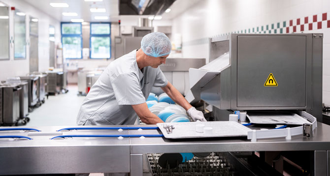 Detailansicht der FLOW Line mit integriertem Besteck-Abhebemagnet für automatisches Entfernen von Besteck von Tabletts, optimiert für hygienische und effiziente Prozesse in professionellen Spülstraßen.