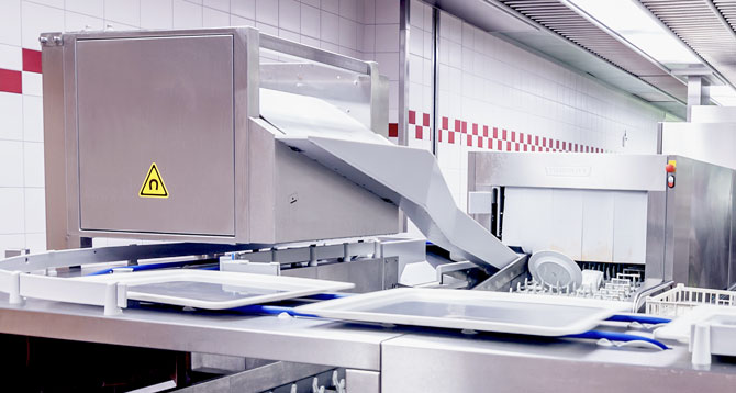 Detailansicht der FLOW Line mit integrierter Besteckrutsche für effiziente und hygienische Sortierung von Besteck in der professionellen Tablettspülstraße, gefertigt aus Edelstahl für höchste Hygienestandards.