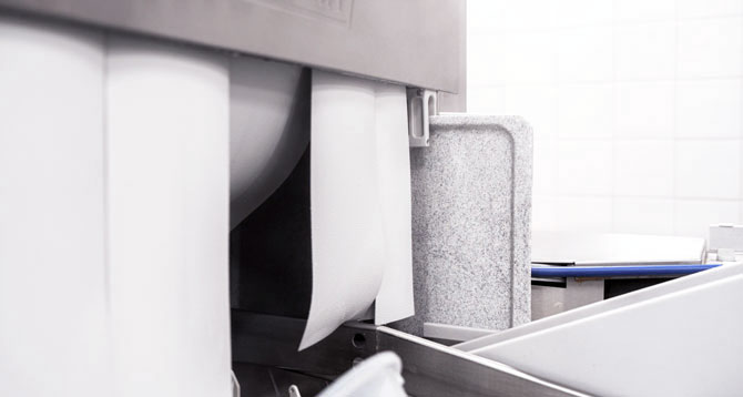 Detailaufnahme der FLOW Line mit platzsparender, aufrechter Tabletteintaktung; Hochdruckdüsen sorgen für ein hygienisches Spülergebnis, und ein Turbogebläse liefert ein optimales Trocknungsergebnis in professionellen Spülprozessen.