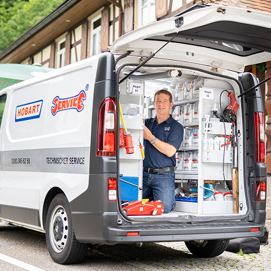  HOBART Servicefahrzeug mit geöffnetem Heck und Regalen voller Ersatzteile und Werkzeuge, mobile Werkstatt für technischen Service und Wartung von Gastronomiegeräten.