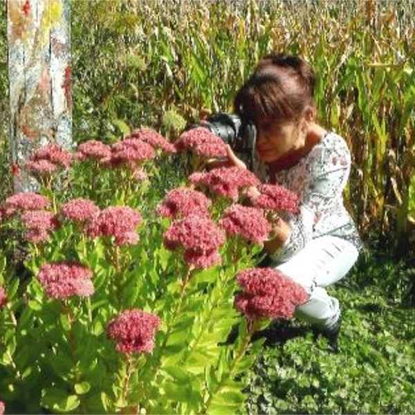 BERNADETTE GÖPPERT in den Blumen