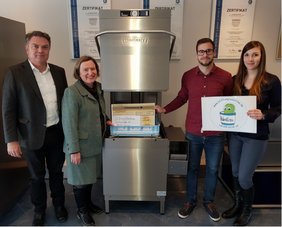 vier Mänschen neben der AUP HOBART Geschirrspülmaschine