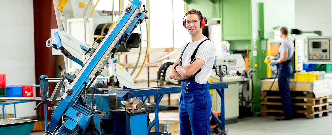 die Mäner in einem Industriebereich