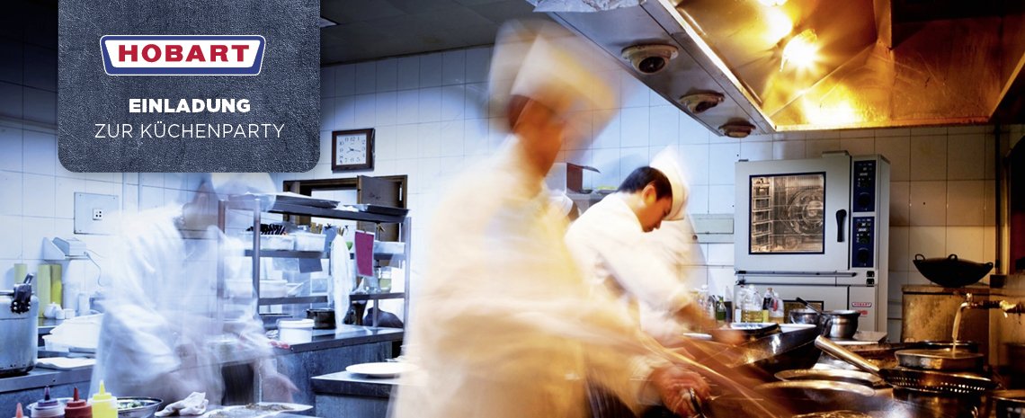 Eine professionelle Restaurantküche mit mehreren Personen an Edelstahl‑Arbeitsbereichen sowie einem HOBART Feld mit dem Text EINLADUNG ZUR KÜCHENPARTY in der linken oberen Ecke, umgeben von Küchengeräten und Utensilien.